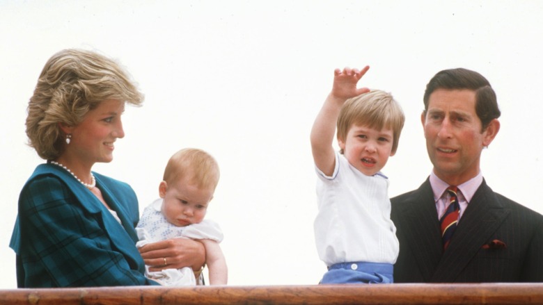 La princesse Diana, le prince Charles et le jeune prince William et Harry se tiennent sur un bateau