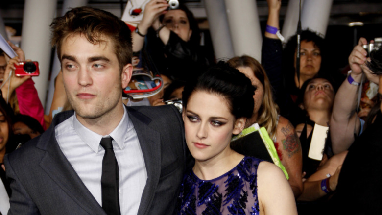 Robert Pattinson et Kristen Stewart entourés de fans