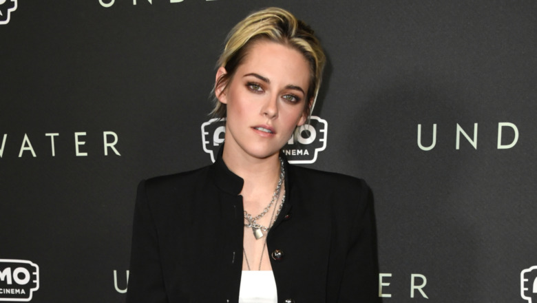 Kristen Stewart posant en veste noire