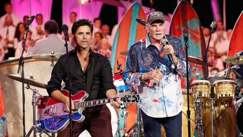 John Stamos jouant avec les Beach Boys