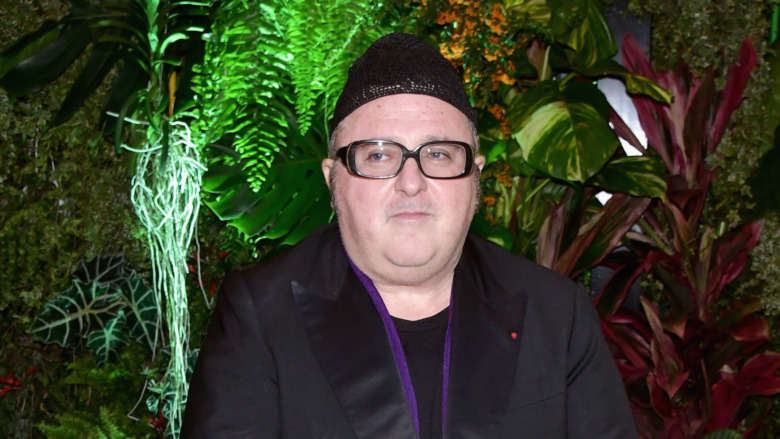 Alber Elbaz à l'extérieur portant un chapeau