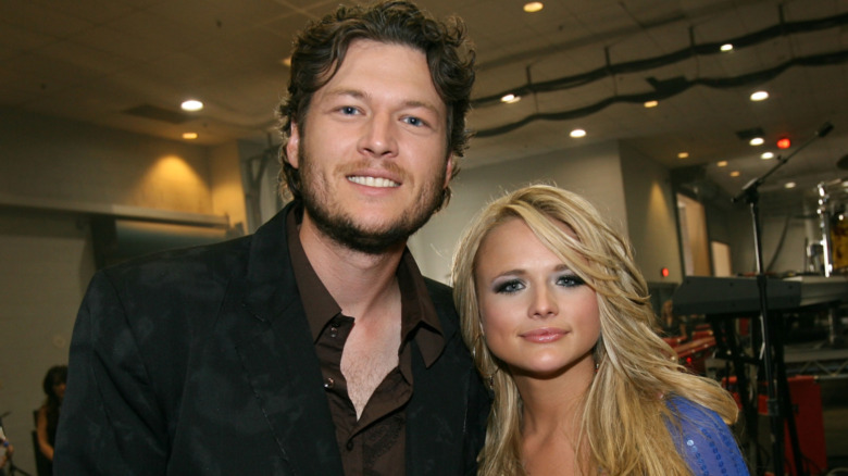 Blake Shelton et Miranda Lambert souriant en 2007