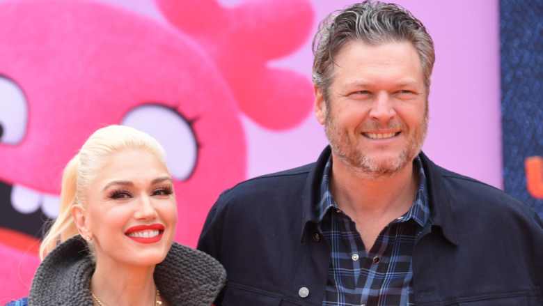 Gwen Stefani et Blake Shelton sourient en 2019