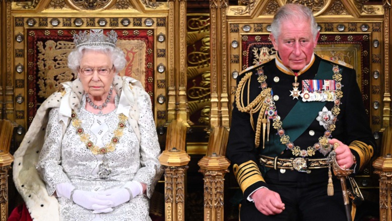 Le prince Charles et la reine Elizabeth assis lors de l'ouverture officielle du Parlement en 2019