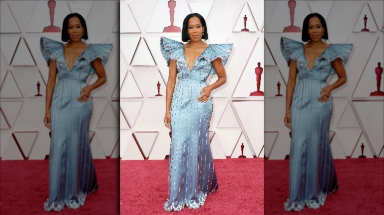 Regina King posant à la 93e cérémonie des Oscars 