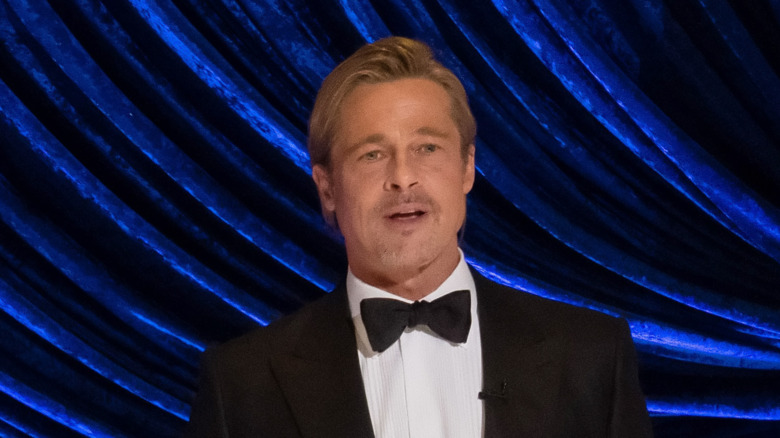 Brad Pitt prend la parole sur scène lors de la 93e cérémonie des Oscars à la gare Union le 25 avril 2021 