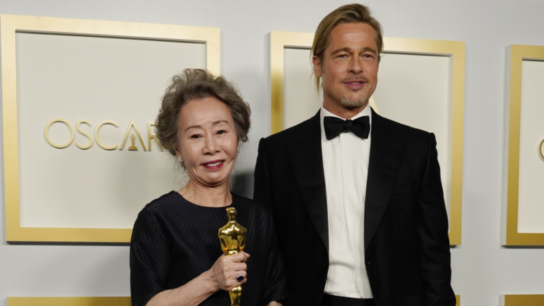 Yuh-Jung Youn pose avec Brad Pitt