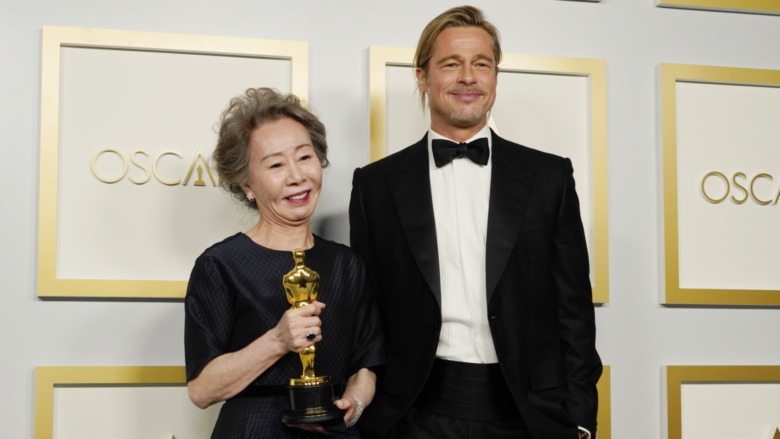 Brad Pitt et Youn Yuh-jung aux Oscars 2021