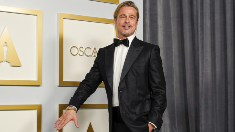 Brad Pitt pose dans la salle de presse aux Oscars