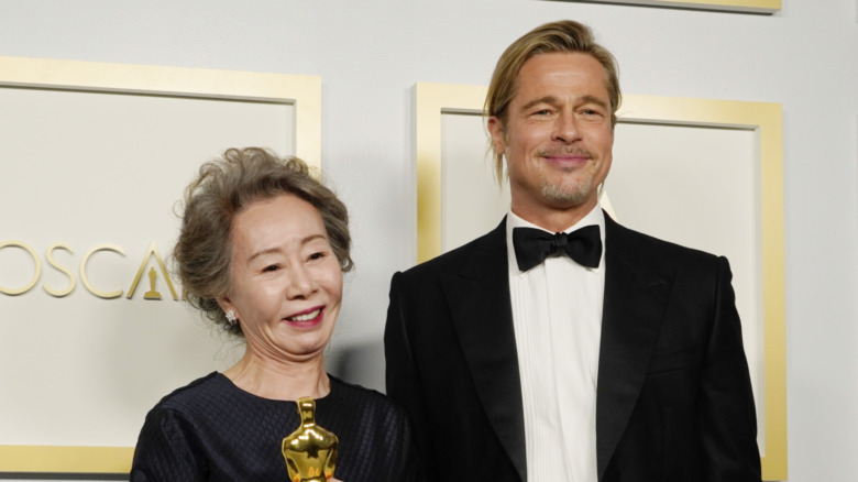 Yuh-Jung Youn et Brad Pitt à la 93e cérémonie des Oscars