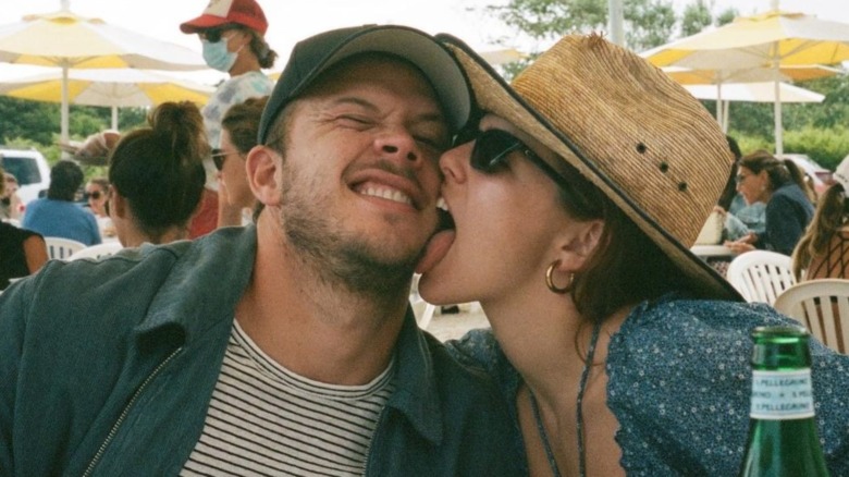 Jimmy Tatro se fait lécher la joue par Zoey Deutch