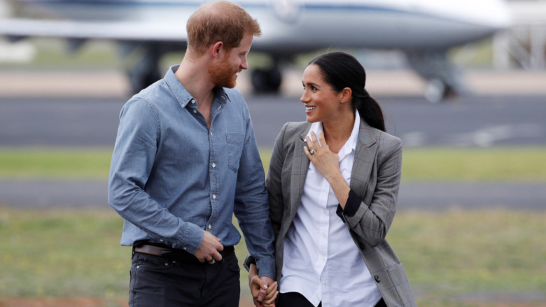 Le prince Harry et Meghan Markle se tiennent la main