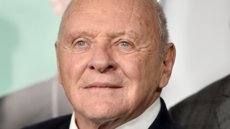 Anthony Hopkins regardant