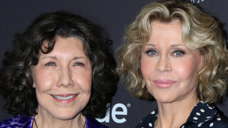 Lily Tomlin et Jane Fonda sourient