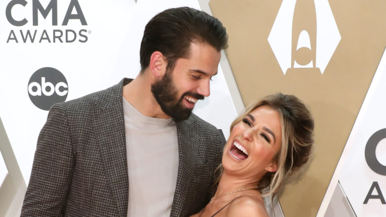 Eric Decker et Jessie James Decker en riant