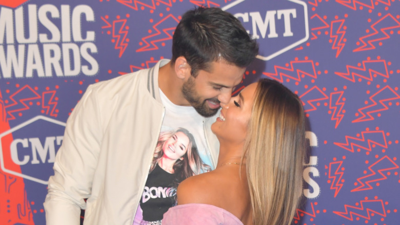 Eric Decker et Jessie James Decker se touchant le nez