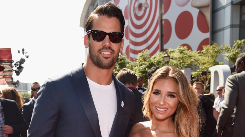 Eric Decker et Jessie James Decker sur le tapis rouge