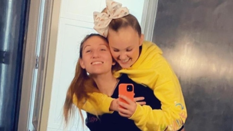 JoJo Siwa et Kylie Prew posant pour un selfie