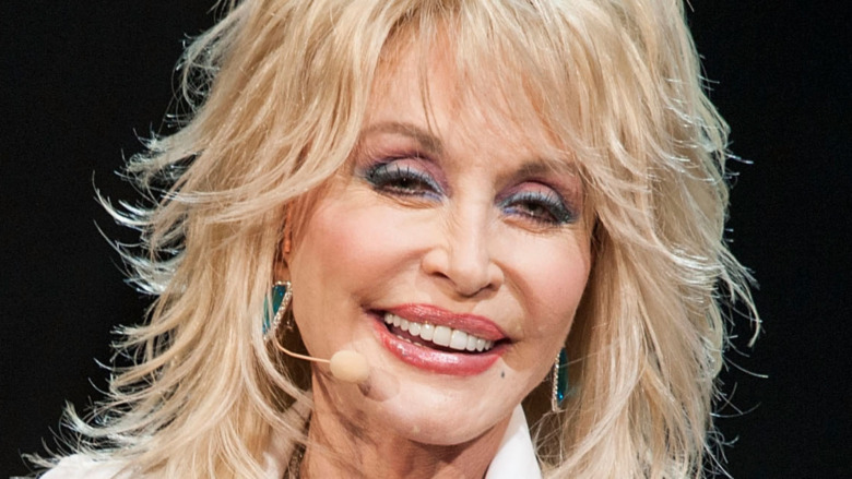 Comment Dolly Parton gagne vraiment son argent