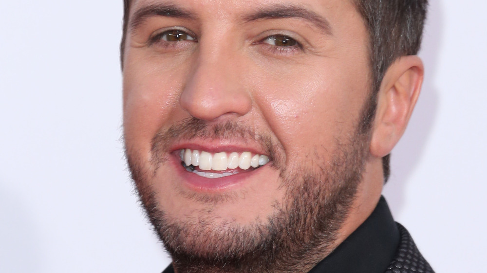 Comment Luke Bryan se débrouille-t-il vraiment après avoir été diagnostiqué avec COVID-19