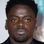 Daniel Kaluuya prend une photo à la famille royale