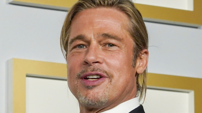 Des experts en langage corporel ont remarqué que Brad Pitt faisait cette chose étrange aux Oscars