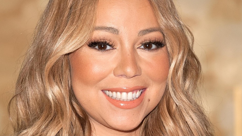 La réaction de Mariah Carey à son vaccin COVID-19 provoque tout à fait une agitation