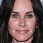 La signification de «  Courteney Cox  » par Idris Elba et Connor Price