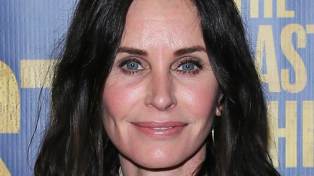 La signification de «  Courteney Cox  » par Idris Elba et Connor Price