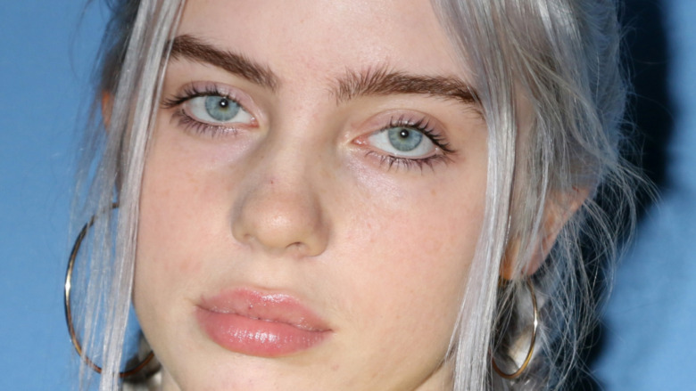 Le dernier tweet de Billie Eilish incite les fans à se demander si elle vient de révéler de grandes nouvelles