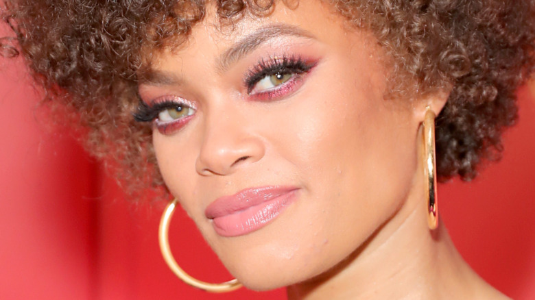 Le look racé des Oscars d’Andra Day a les mâchoires tombantes