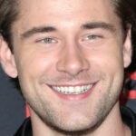 Luke Benward fait l’éloge de Melissa McCarthy – Exclusif