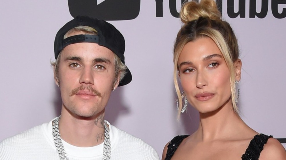 Justin Bieber et Hailey Bieber sur le tapis rouge