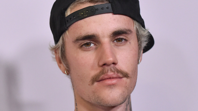 Pourquoi la nouvelle coiffure de Justin Bieber suscite à nouveau la controverse