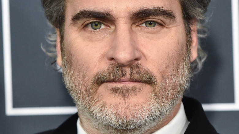 Pourquoi tout le monde parle de la façon dont Joaquin Phoenix a clôturé les Oscars