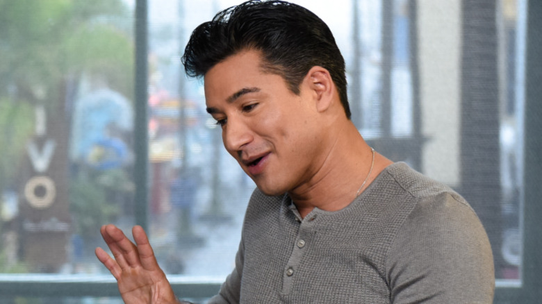 Mario Lopez levant la main