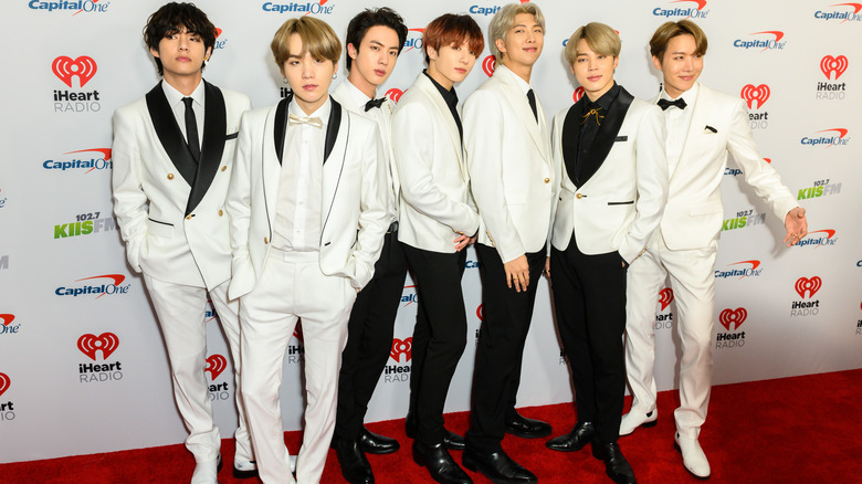 BTS posant le tapis rouge