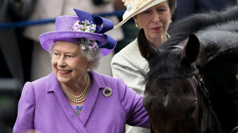 La reine Elizabeth et la princesse Anne avec un cheval