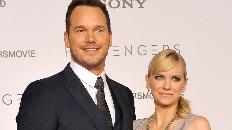 Chris Pratt et Anna Farris posant sur le tapis rouge 