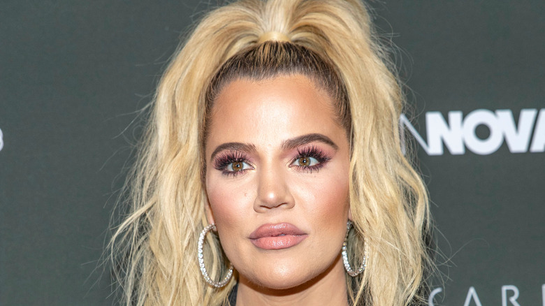 Khloé Kardashian regardant fixement