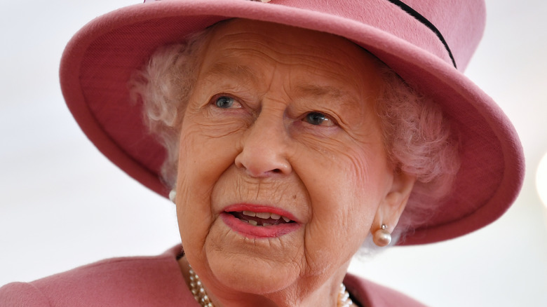 La reine Elizabeth portant un chapeau rose