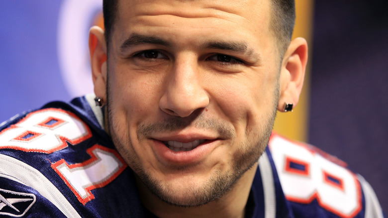 Aaron Hernandez avec un sourire narquois 