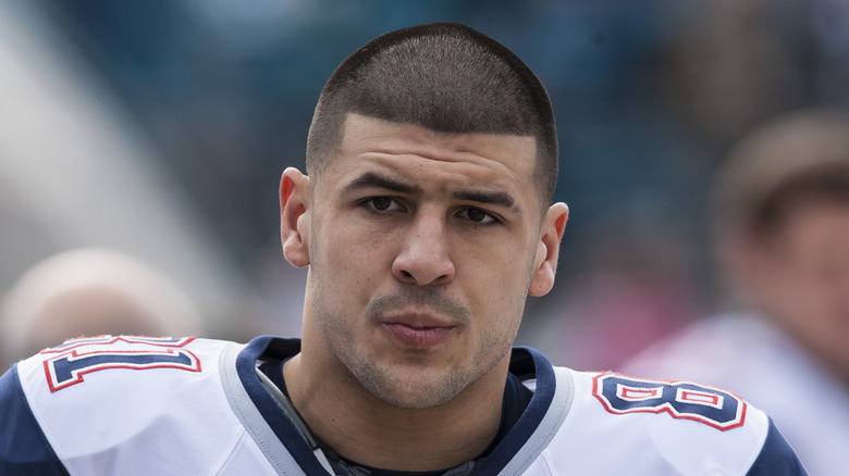 Aaron Hernandez pinca les lèvres