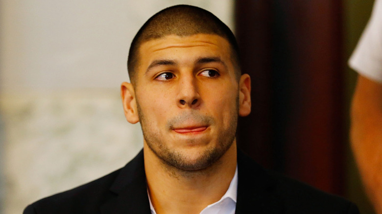 Aaron Hernandez a l'air anxieux devant le tribunal