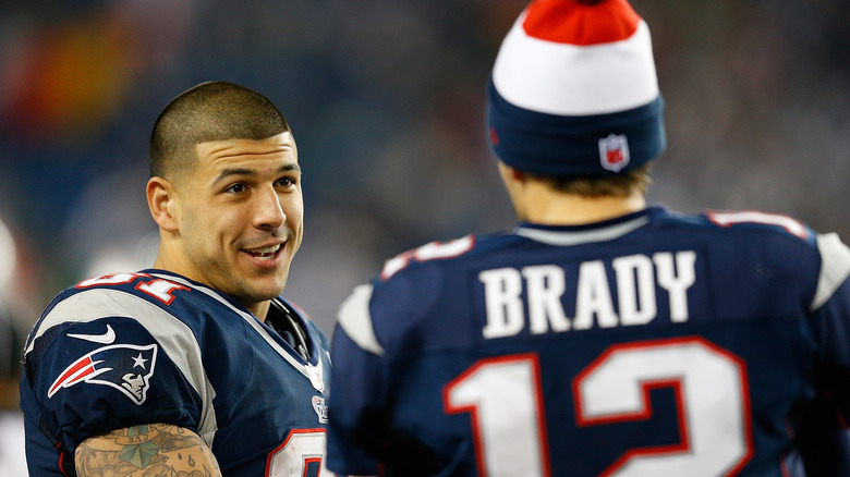 Aaron Hernandez parle à Tom Brady sur le terrain 