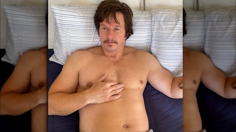 Mark Wahlberg montrant sa prise de poids