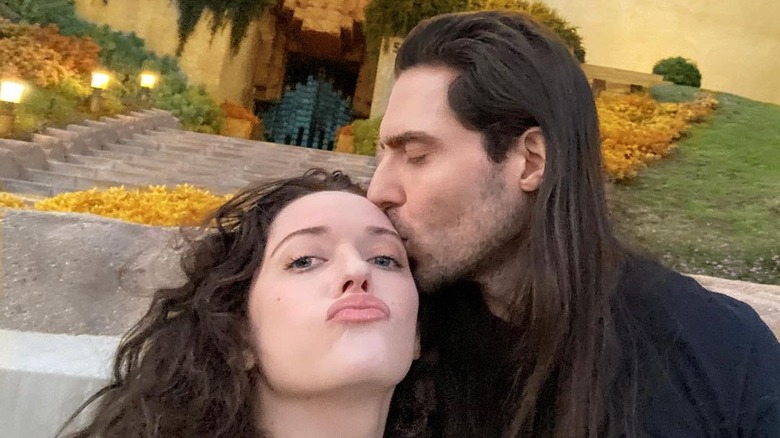 Kat Dennings et Andrew WK prenant un selfie