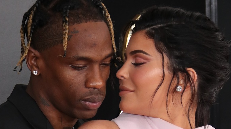 Travis Scott et Kylie Jenner posant sur le tapis rouge