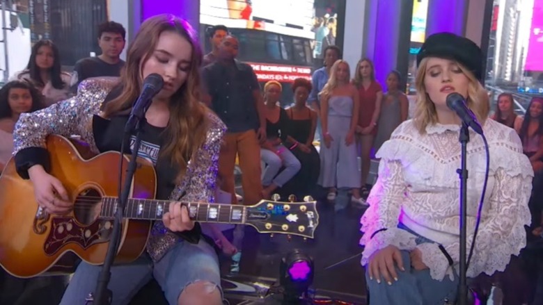 Kaitlyn Dever et Mady Dever chantent