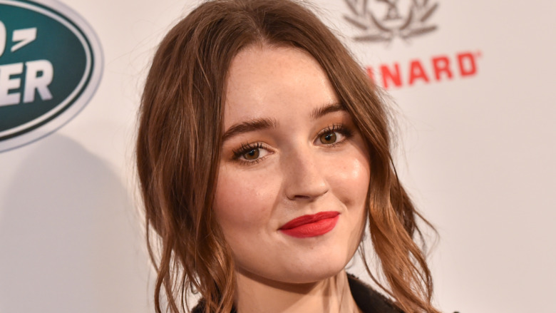 Kaitlyn Dever souriant